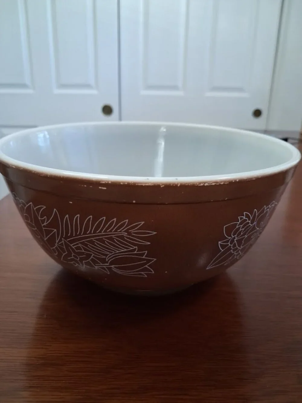 Vintage PYREX 403 Woodland 2 1/2 Quart Mixing Bowl by Corning. Brown and White